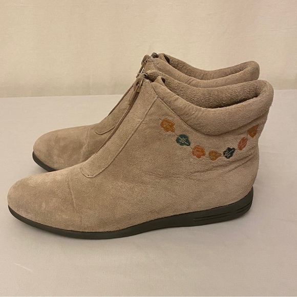 Beacon Leaf Embroidered Suede Leather Booties Womens Ankle Boots Size 8.5 Beige - Picture 12 of 13